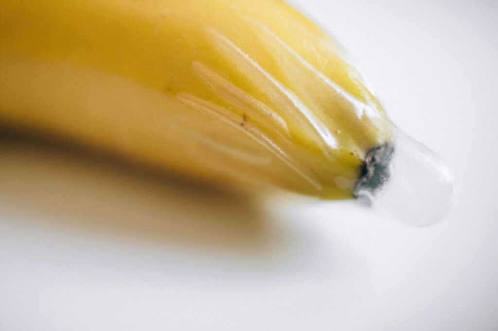 노란색 바나나에 씌워진 콘돔