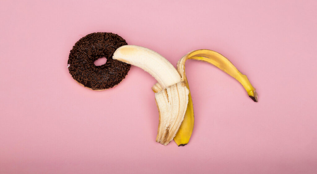 구멍이 뚫린 도너츠와 반쯤 벗겨진 바나나