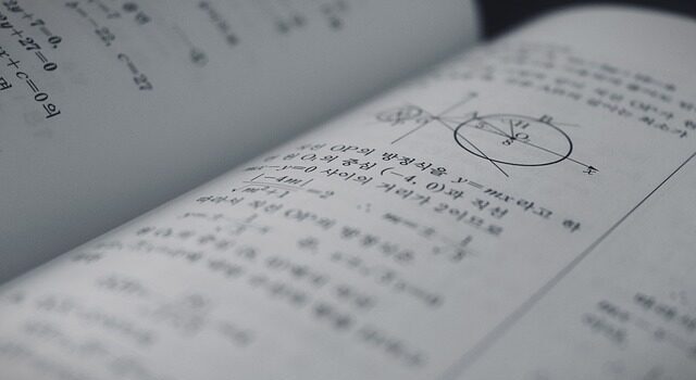 문제집 사진으로 수능이 끝난 청소년의 콘돔 구입에 대한 이야기를 표현