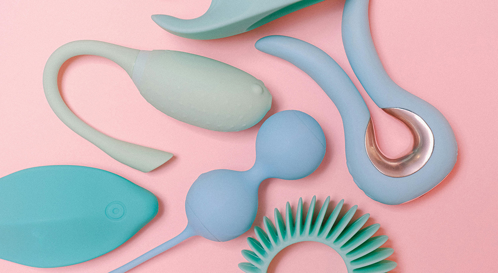 핑크색 바닥 위에 놓인 민트색상의 다양한 바이브레이터들