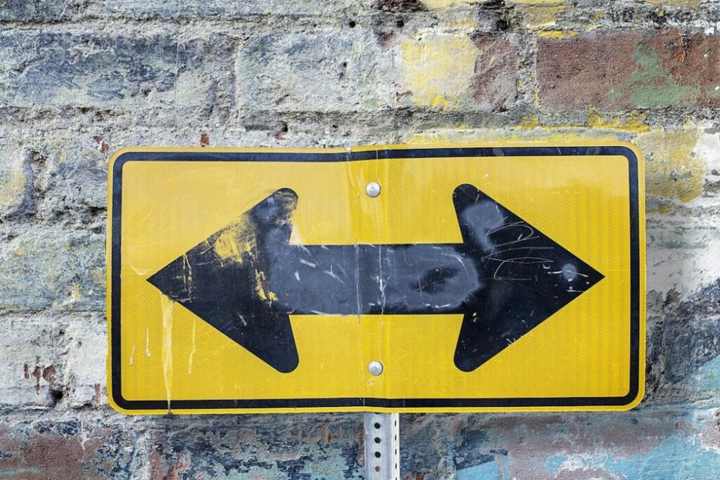 노란색 바탕에 검은색 양방향 화살표