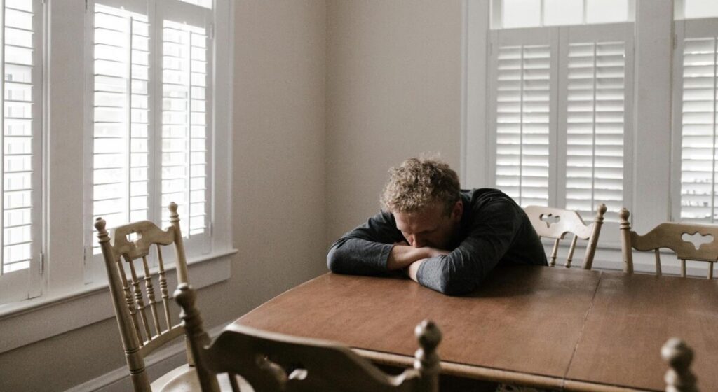 성관계 후 식탁에 앉은 남자가 엎드려 있다