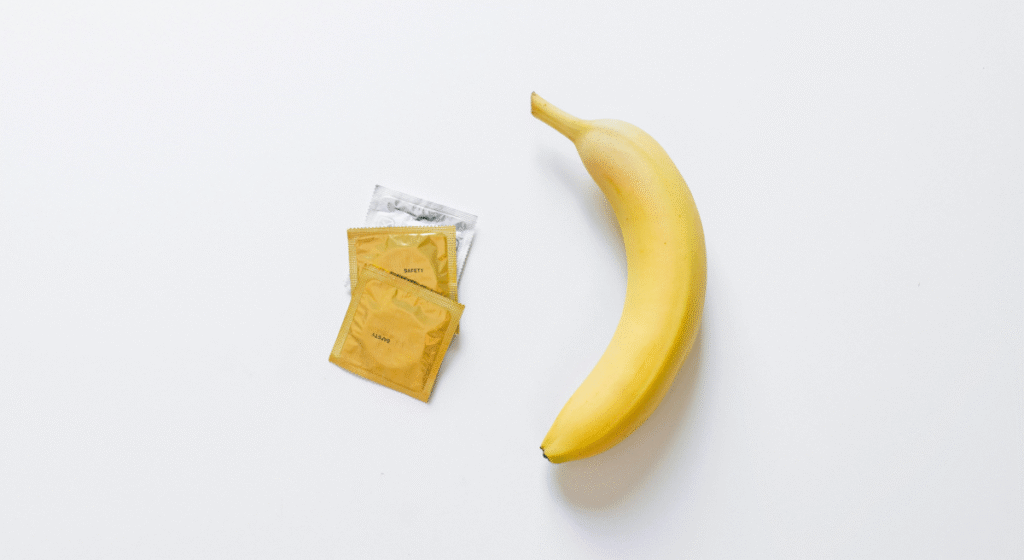 성관계를 위한 콘돔과 노란색 바나나