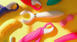 노란색 바닥에 여러 바이브레이터가 놓여있다