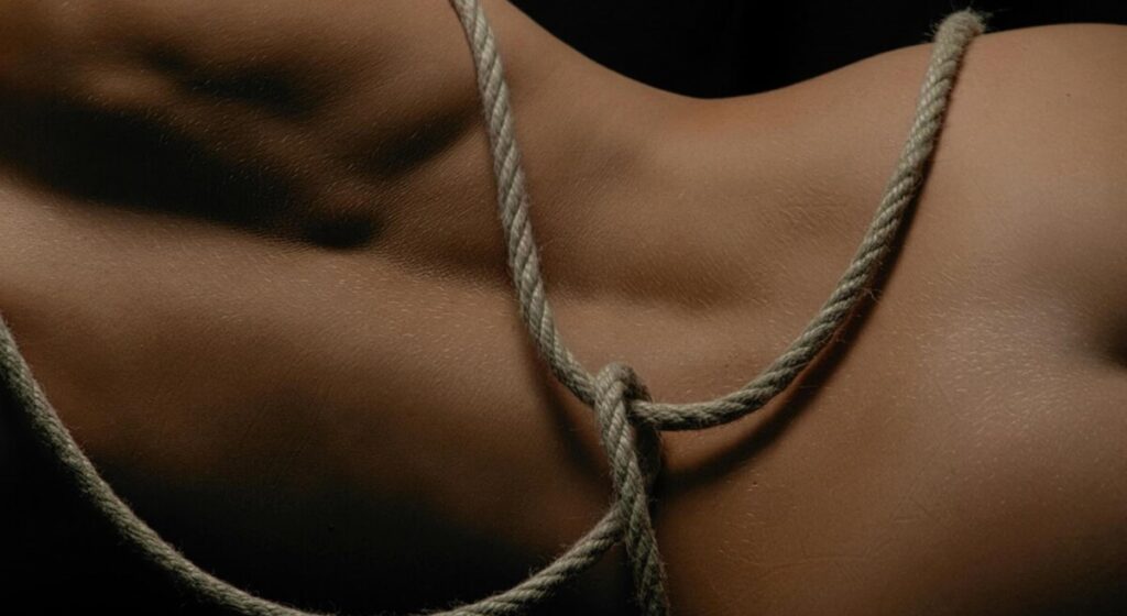 여성의 등 위에 느슨하게 놓인 밧줄 — 부드러운 형태의 BDSM과 취향 존중을 상징하는 이미지