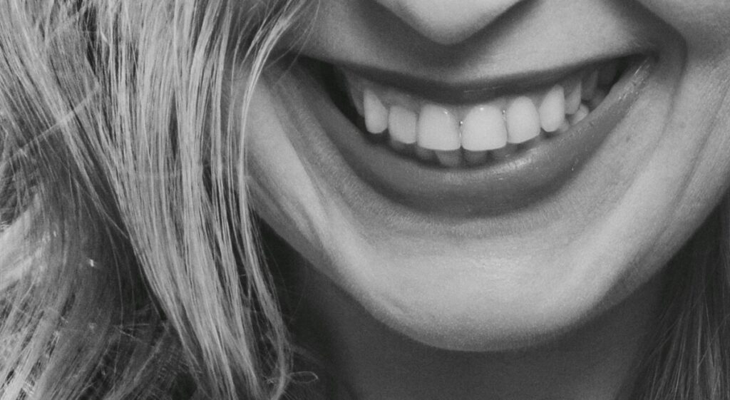 미소 짓는 여성의 입가 클로즈업, 성관계 후 심리적 만족감과 정서 안정