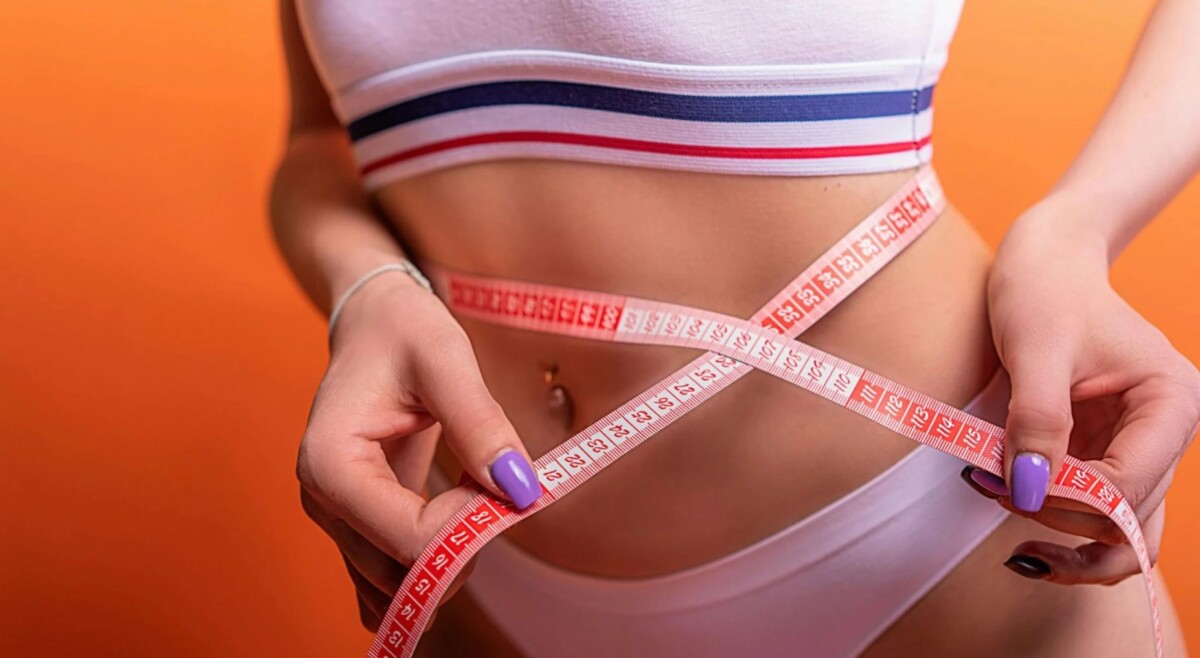 허리에 줄자를 두른 여성, 다이어트와 체형 관리