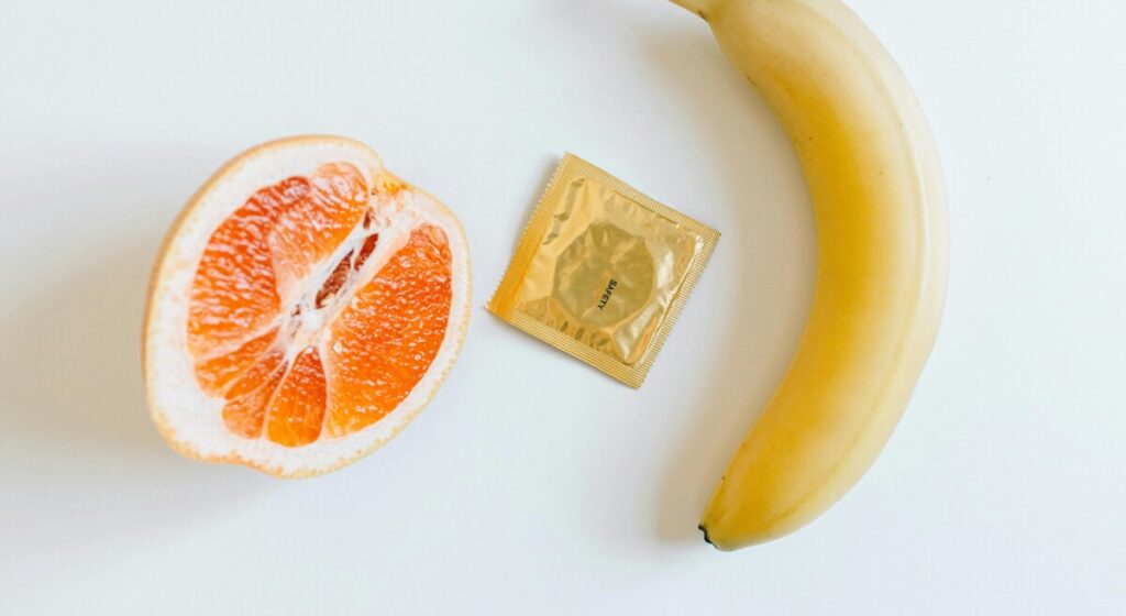 자몽과 콘돔, 바나나가 나란히 놓인 구성으로 쿠퍼액과 피임을 상징한 이미지