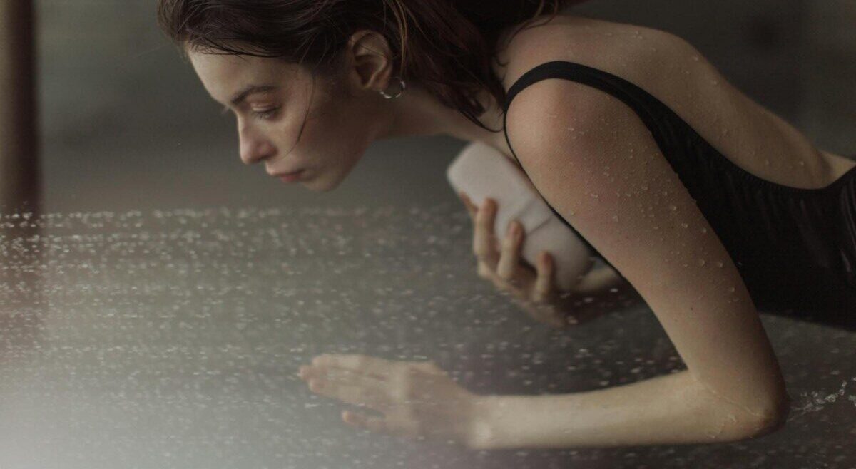 성관계 후 화장실 샤워 공간에서 물줄기를 느끼는 여성의 옆모습이 담긴 사진입니다.