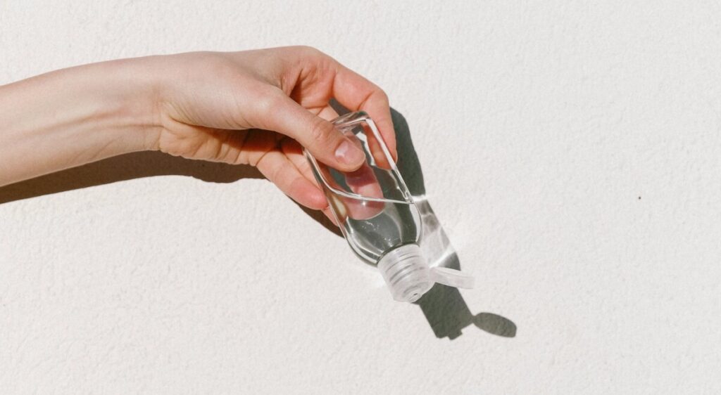 투명한 젤이 흐르는 모습으로 첫경험 출혈보다 더 중요한 윤활과 몸 상태를 강조하는 이미지