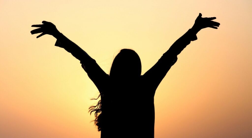 노을을 배경으로 두 팔을 벌리고 자유를 만끽하는 여성이 실루엣. 활발한 성관계를 통한 삶의 활력과 맑아진 기억력을 상징함.