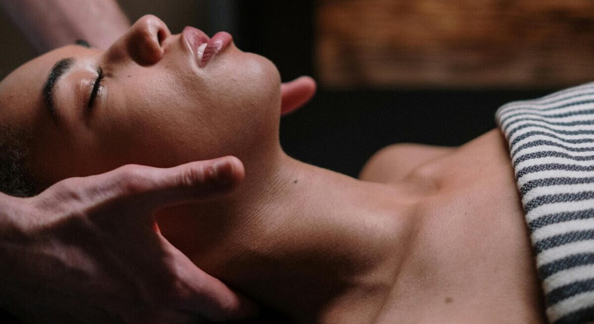 부드럽게 신체를 접촉하며 교감하는 모습. 친밀한 성관계와 신체적 접촉이 스트레스를 낮추고 기억력에 미치는 영향을 표현.