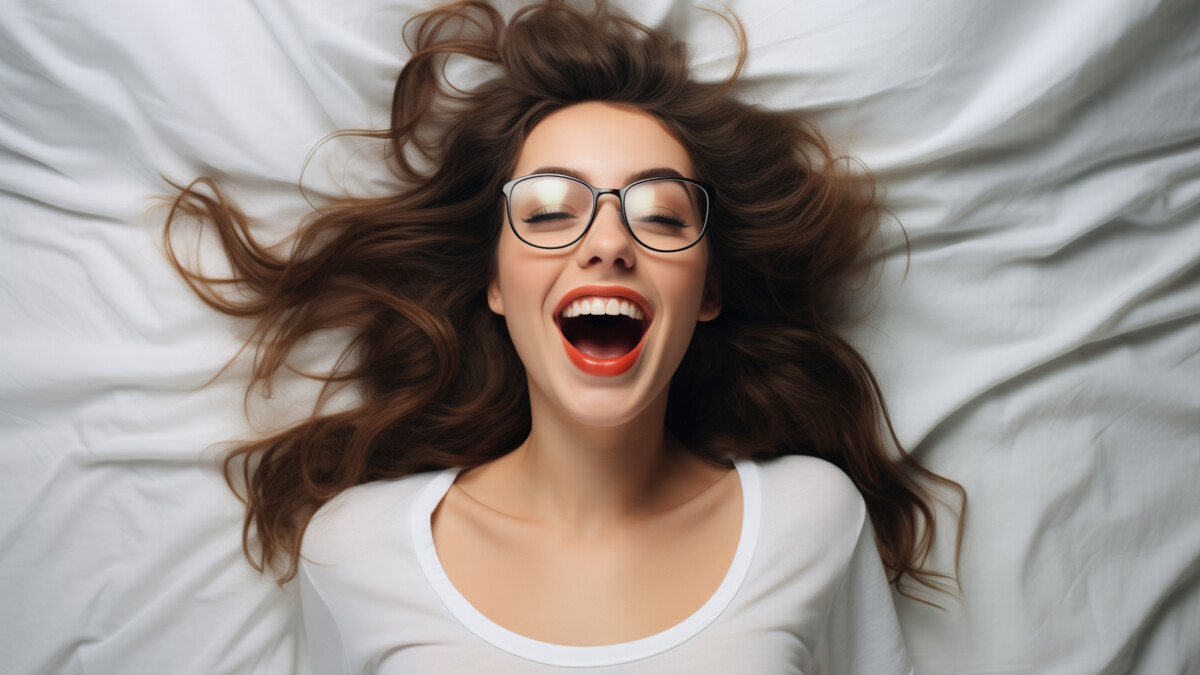 여성 성인 용품으로 자위 후 평온한 휴식을 취하며 정서적 해방감을 느끼는 여성.